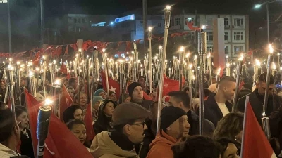 Meşaleler &Ccedil;anakkale şehitleri i&ccedil;in yandı
