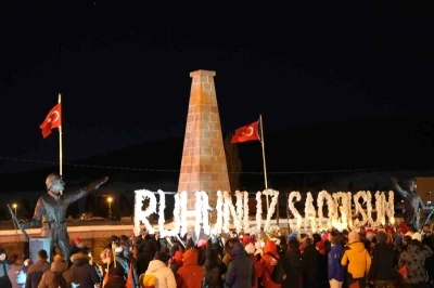 Meşalelerle şehitler i&ccedil;in geceyi aydınlattılar
