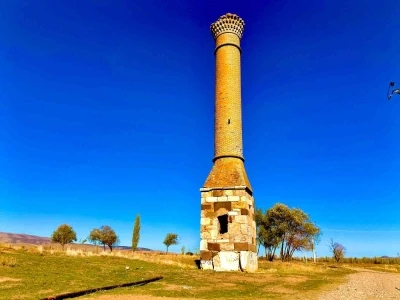 Mescidi yanan caminin minaresi 200 yılı aşkın süredir zamana meydan okuyor
