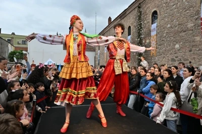 Mesir Festivali&rsquo;nde k&uuml;lt&uuml;rlerin zarafeti podyuma taşındı
