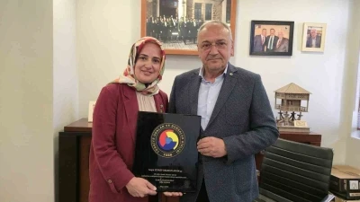 Mesleğinde 30 yılı doldurdu, plaketini Cumhurbaşkanı Erdoğan&rsquo;ın elinden aldı
