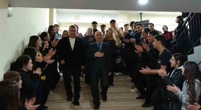 Meslek hayatında 50 bin &ouml;ğrencinin hayatına dokunan 40 yıllık &ouml;ğretmene alkışlar i&ccedil;erisinde h&uuml;z&uuml;nl&uuml; veda
