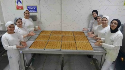 Meslek liseli kızların Ramazan&rsquo;da baklava mesaisi
