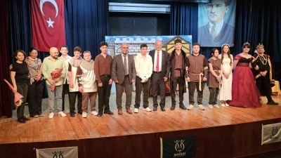Meslek liseliler &lsquo;Hamlet&rsquo;le sahneye &ccedil;ıktı
