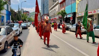 Meslek liseliler mehteran eşliğinde y&uuml;r&uuml;y&uuml;p, mesleklerini anlattılar
