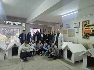 Meslek liselilerden sokak hayvanlarına kul&uuml;be desteği
