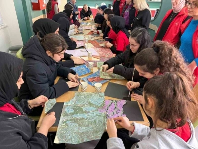 Meslek Lisesi&rsquo;nde ebru kolajı at&ouml;lyesi d&uuml;zenlendi
