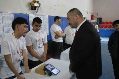 Meslek lisesi &ouml;ğrencileri işaret dilini yapay zekayla sese d&ouml;n&uuml;şt&uuml;rd&uuml;

