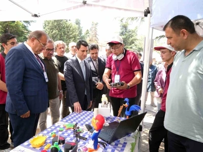 Meslek lisesi &ouml;ğrencilerinin yaptığı &uuml;r&uuml;nler g&ouml;r&uuml;c&uuml;ye &ccedil;ıktı
