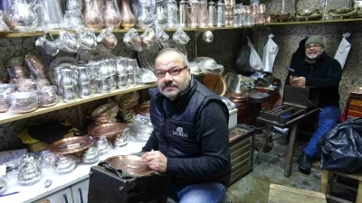 Meslektaş dayı yeğen 44 yıldır birlikte bakır işliyor
