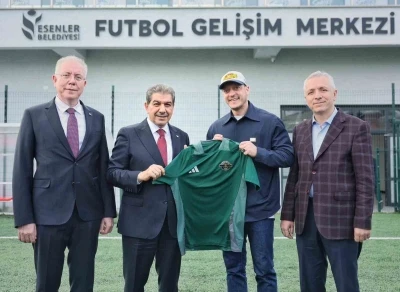 Mesut &Ouml;zil Esenler&rsquo;de sahaya indi
