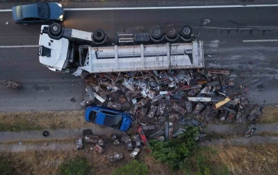 Metal y&uuml;kl&uuml; tır yola devrildi: Karı-koca faciadan son anda kurtuldu
