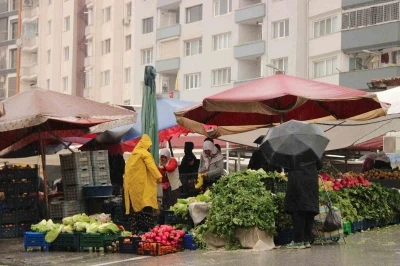 Meteoroloji&rsquo;nin sağanak ve fırtına uyarısı pazarcıları etkiledi
