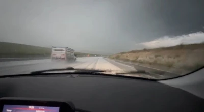 Meteoroloji uyarmıştı: Kars&rsquo;ta dolu yağışı yolları beyaza b&uuml;r&uuml;d&uuml;
