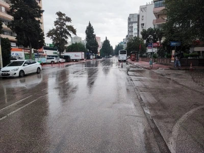 Meteorolojinin kuvvetli yağış uyarısı yaptığı Adana’da yağmur başladı
