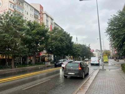 Meteorolojinin uyarısını dikkate almayan vatandaşlar yağmur altında kaldı
