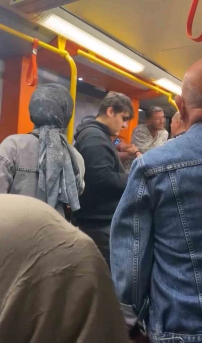 Metroda yaka paça kavga çıktı, güvenlik araya zor girdi
