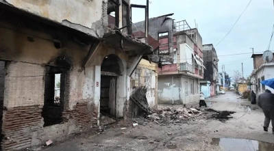 Metruk binanın bir bölümü gürültüyle yıkıldı: Mahalleli deprem sandı
