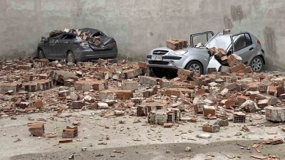 Metruk binanın &ccedil;atı duvarı otoparka devrildi, 6 ara&ccedil;ta hasar oluştu
