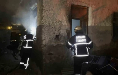 Metruk evde &ccedil;ıkan yangın paniğe neden oldu
