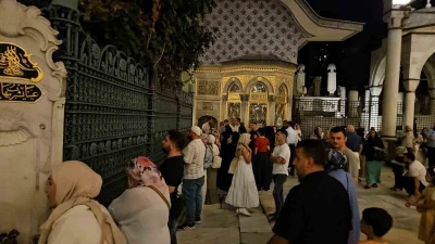 Mevlid Kandili’nde vatandaşlar Eyüpsultan Camii’ne akın etti
