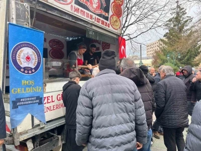 Mevlit &ccedil;ıkışı vatandaşlara lokma ikramı
