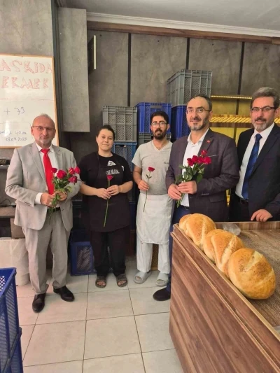 Mevlit Kandilini gül dağıtarak kutladılar
