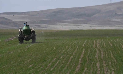 Mevsim yağmurları &ouml;ncesi &ccedil;ift&ccedil;iler g&uuml;bre mesaisine başladı
