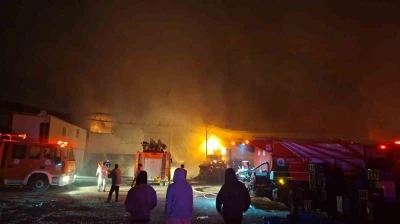 Meyve-sebze paketleme fabrikası yangınındaki hasar gün ağarınca ortaya çıktı
