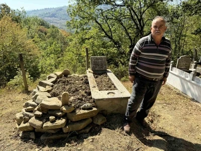 Mezarı kazıp tahtaları kıran ayı cenazeye ulaşamadan kaçtı
