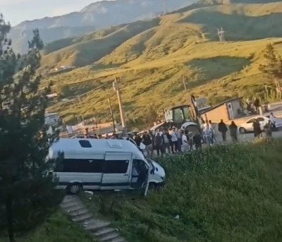 Mezarlık ziyareti d&ouml;n&uuml;ş&uuml; faciadan d&ouml;n&uuml;ld&uuml;: Freni patlayan minib&uuml;s şarampole yuvarlanmaktan son anda kurtuldu
