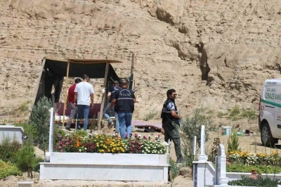 Mezarlıkta yaşayan adam, mezarcılar tarafından ölü bulundu
