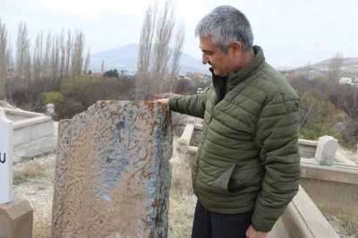 Mezarlıktaki esrarengiz taş
