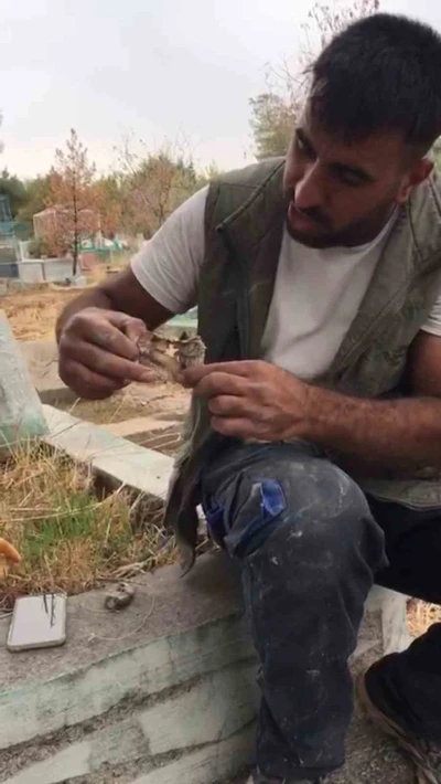 Mezarlıktan kefenlenmiş oyuncak bebek çıktı
