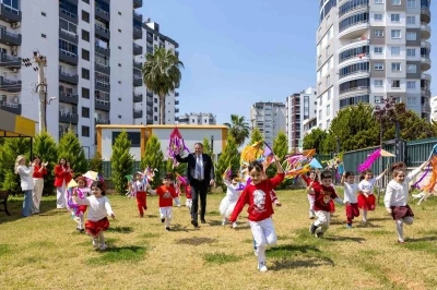 Mezitli&rsquo;de &ccedil;ocuklar Başkan Tuncer&rsquo;le u&ccedil;urtma u&ccedil;urdu
