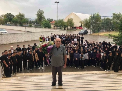 Mezun olduğu okulda 40 yıl görev yapan öğretmen ağlatan törenle emekli oldu
