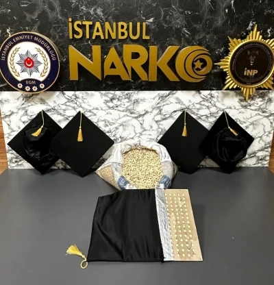 Mezuniyet keplerinin i&ccedil;ine gizlenmiş 53 bin 100 uyuşturucu hap ele ge&ccedil;irildi
