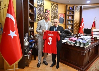 MHP Lideri Bah&ccedil;eli, milli futbolcu Demiral&rsquo;ı kabul etti
