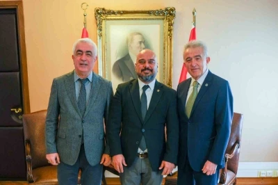 MHP Lideri Bah&ccedil;eli, TFMD heyetinin fotoğrafını bizzat &ccedil;ekti
