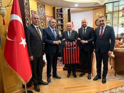 MHP Lideri Bah&ccedil;eli&rsquo;ye S&uuml;per Lig&rsquo;e y&uuml;kselen &Ccedil;orum FK forması hediye edildi
