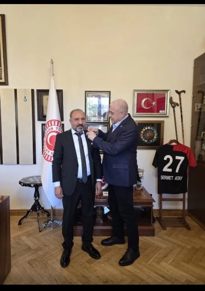 MHP’ye Katılan Nizipli İş İnsanı Salih Kılıç’a Rozetini TBMM İdari Amiri Sermet Atay Taktı: Nizip İlçe Başkanı ve İlçe Yönetiminden Ziyaret