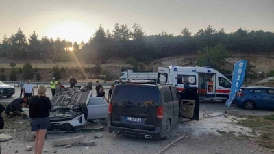 Midibüs ile çarpışan otomobil takla attı: 6 yaralı
