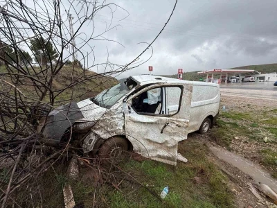 Midib&uuml;s şarampole girdi: 1 yaralı
