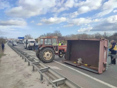 Midibüs traktör römorkuna çarptı: 1 yaralı
