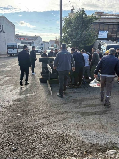 Midibüsün çarpması sonucu devrilen iş makinasının operatörü yaralandı
