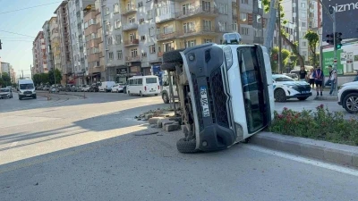 Midib&uuml;s&uuml;n &ccedil;arptığı servis aracı yan yattı
