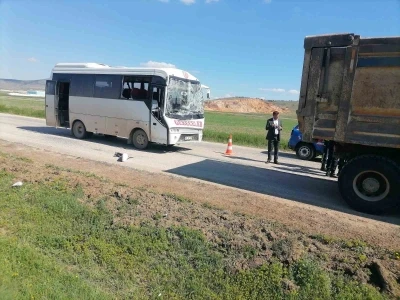 Midib&uuml;s&uuml;n kamyona arkadan &ccedil;arptığı kazada 3 kişi yaralandı
