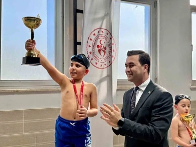 Midyat’ta özel sporcular için yüzme yarışması düzenlendi
