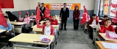 Mihalı&ccedil;&ccedil;ık&rsquo;ta ilk ders &rsquo;Bayrak Sevgisi&rsquo; oldu
