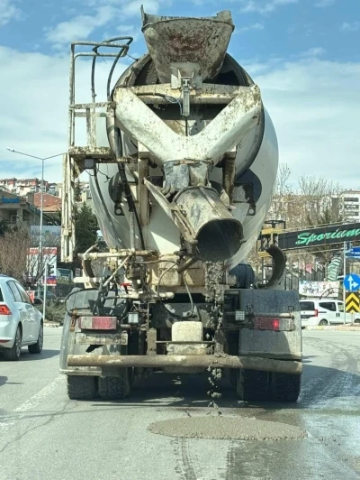 Mikserden taşan beton, asfalt yola d&ouml;k&uuml;ld&uuml;

